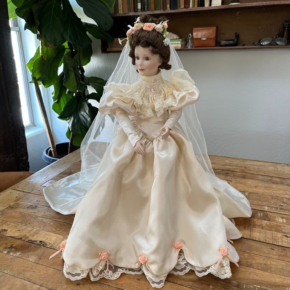 The Ashton-Drake Galleries "Elizabeth" Porcelain Bride Doll 19 in 1994